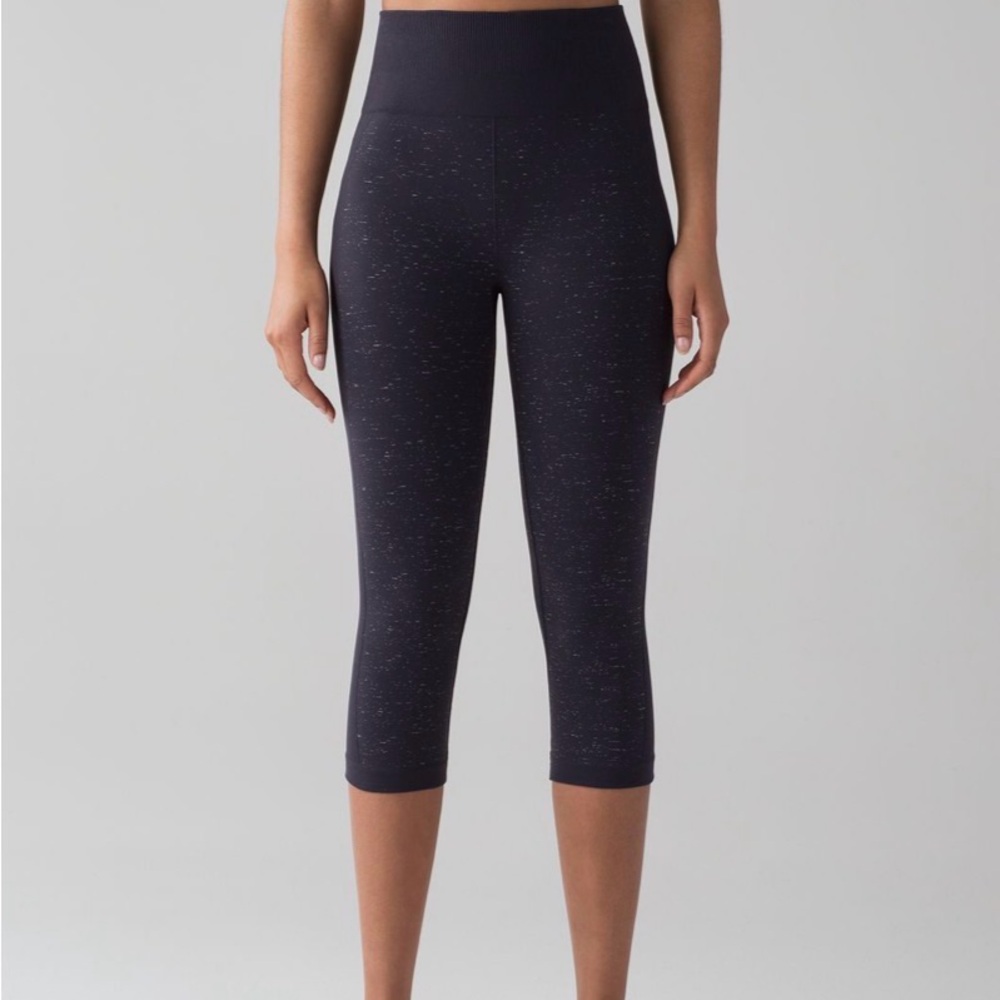 Lululemon Free To Flow Crop. Midnight Navy/White Speckled Cropped Leggings